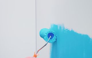 borstel-blauwe-verf-witte-muur